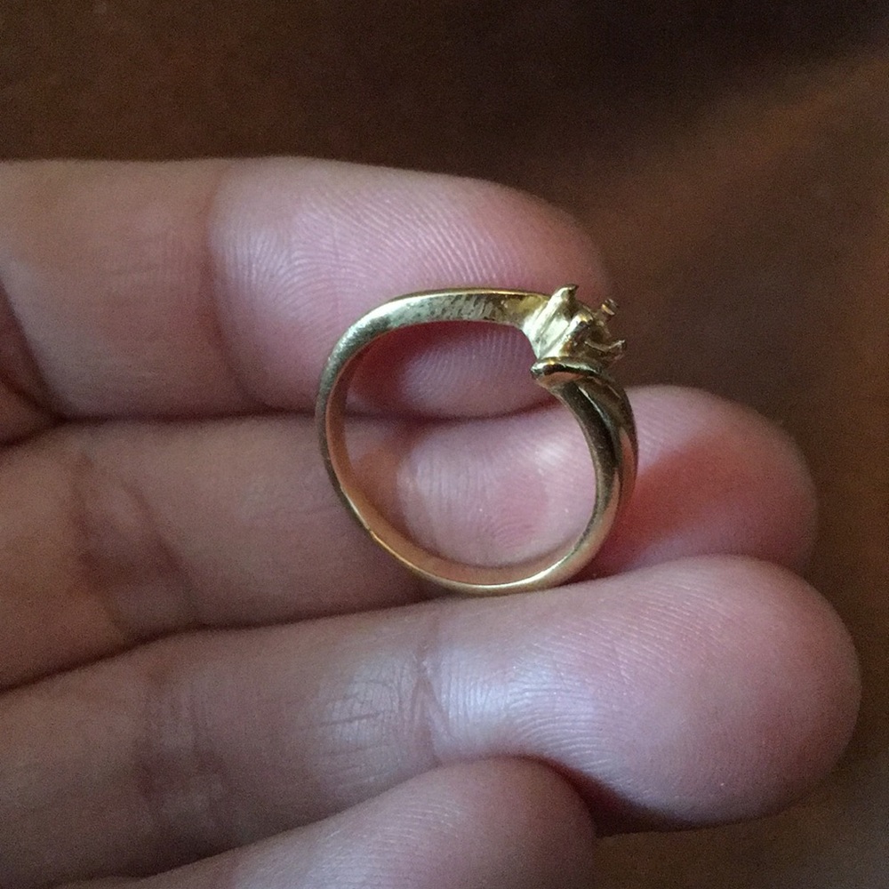 22k solid gold stone missing,  can be replaced